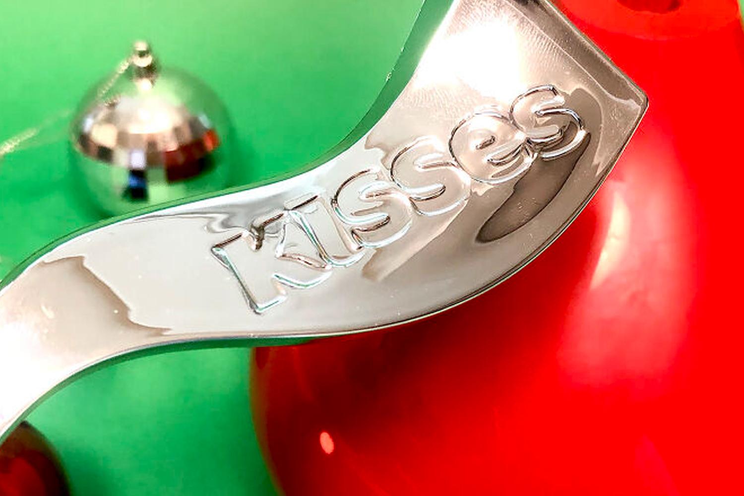 焦點特寫在 KISSES 聖誕造型加濕器蓋的銀色小字條，精緻設計增添趣味。