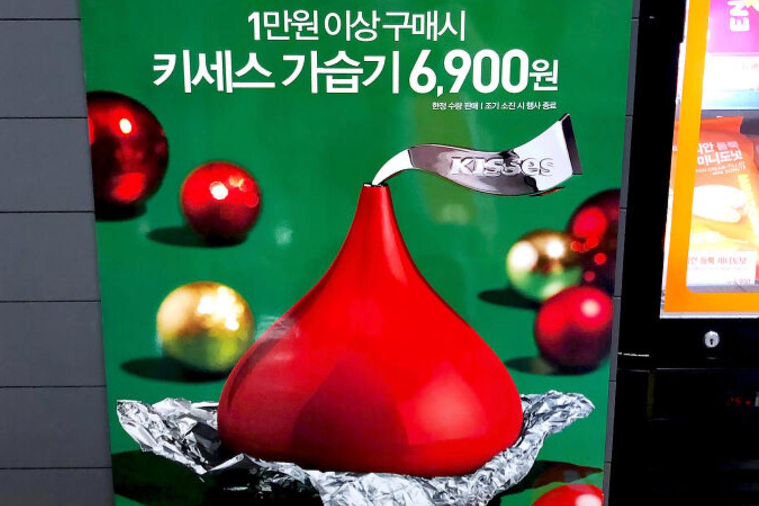 韓國 Dunkin' Donuts 店展示 KISSES 聖誕造型加濕器的宣傳廣告，強調購物滿額優惠。