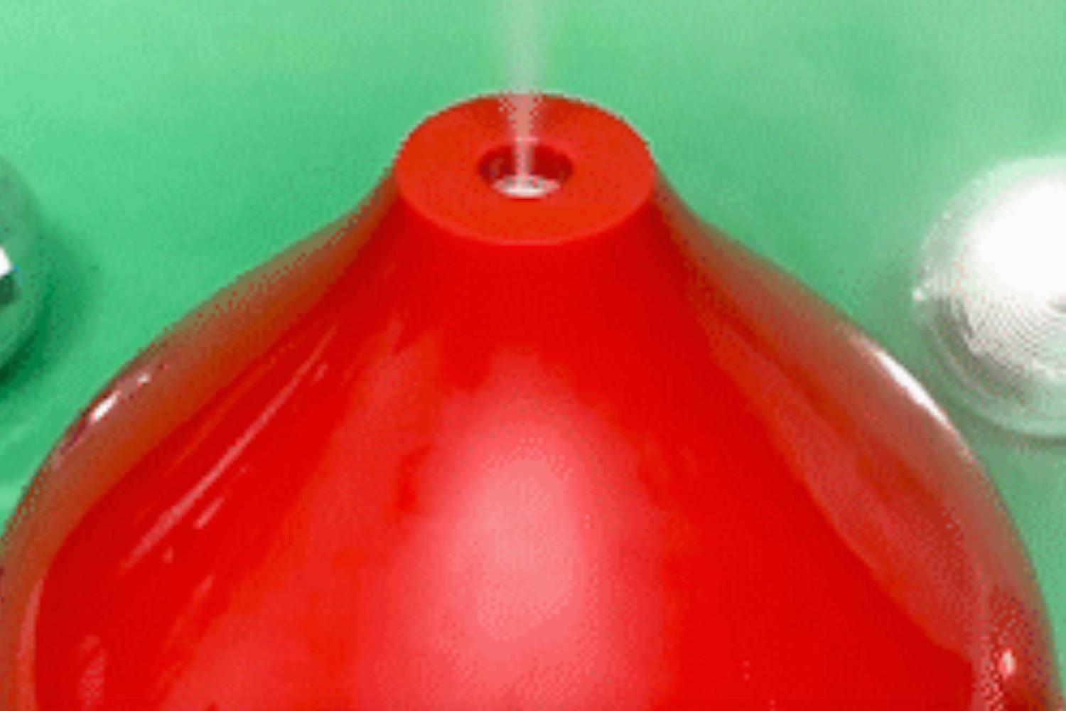 加濕器操作展示，噴霧從 KISSES 聖誕造型裝置頂部釋放，創意設計彰顯功能贈興趣。