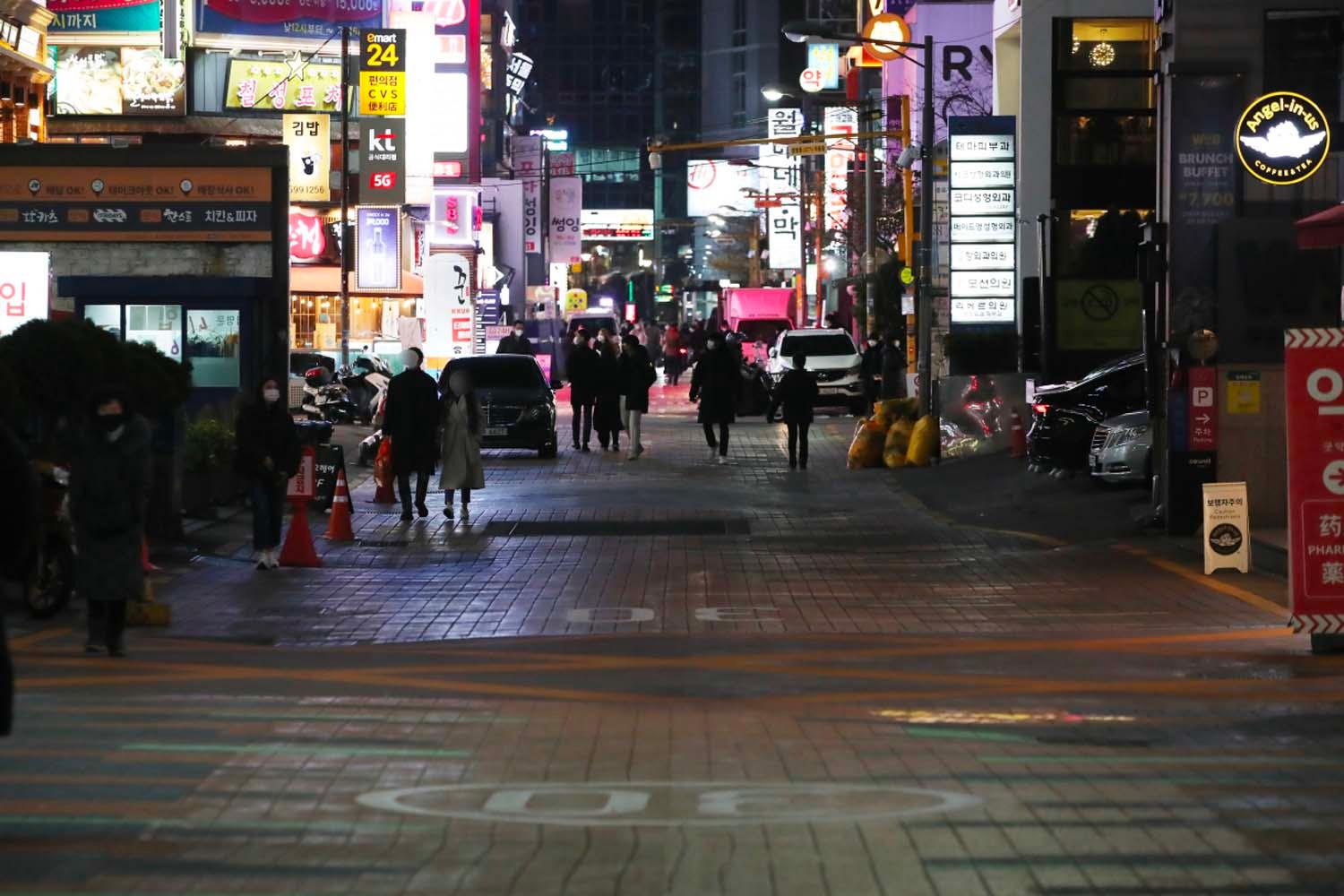 ถนนในเกาหลีใต้ในช่วงที่การระบาดของ COVID-19 ยังคงดำเนินอยู่ คนสวมหน้ากากเดินในถนน