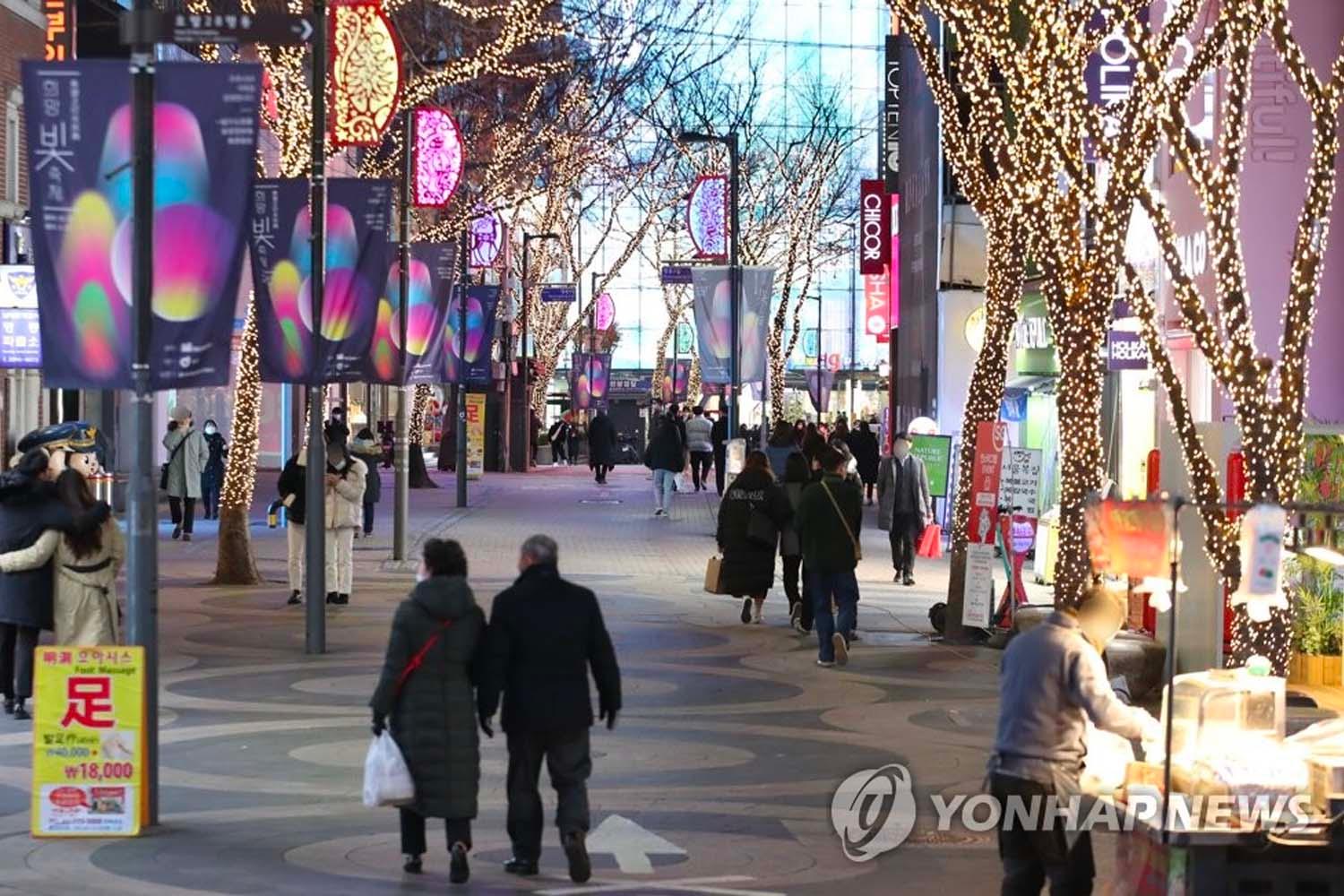 ถนนช็อปปิ้งในเกาหลีใต้ ผู้คนบางตาเนื่องจากการแพร่ระบาดของไวรัส COVID-19