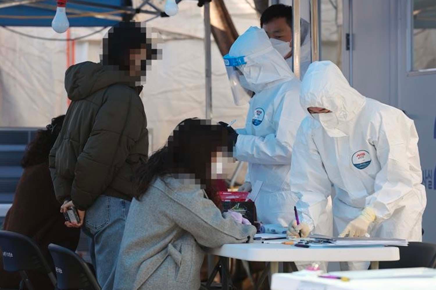 บุคลากรทางการแพทย์ในเกาหลีใต้สวมชุดป้องกันเพื่อบริการตรวจ COVID-19 ที่สถานีทดสอบ