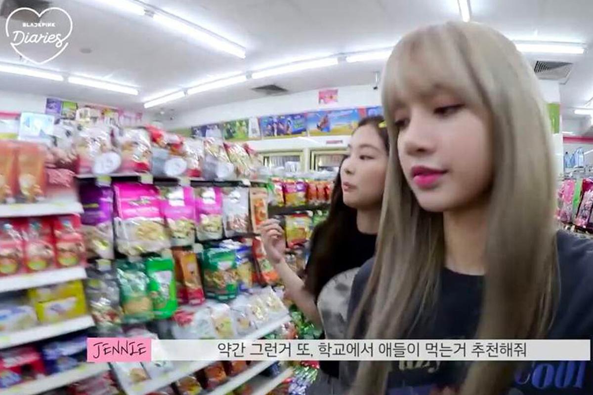 韓國超市內部，展示各種食品及調味料的場景。