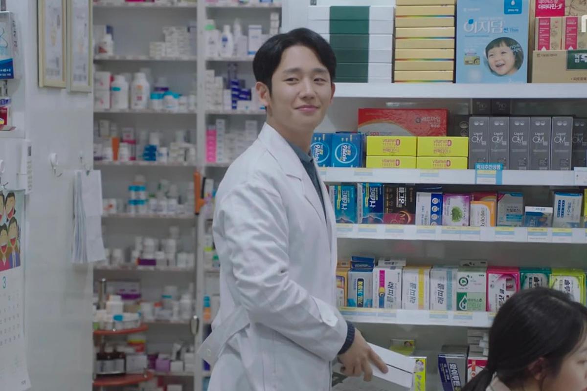 藥房內部展示當地韓國藥品的場景。