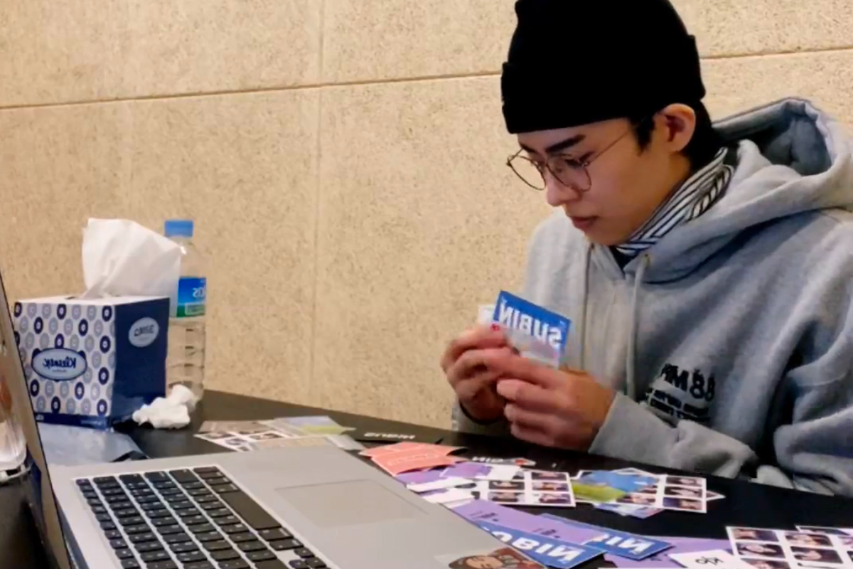 韓國生活準備：電腦和文具放在桌上的場景。