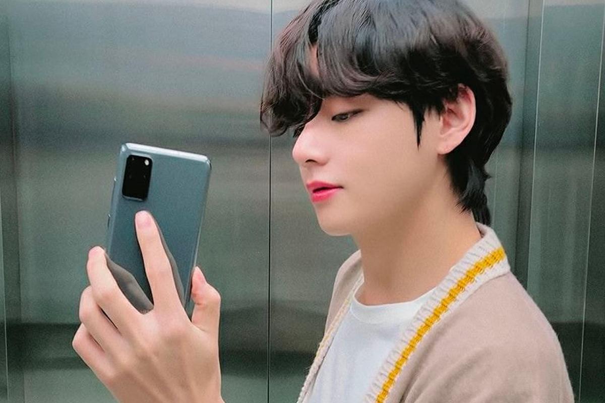 手機用户在電梯中使用智慧手機的場景。