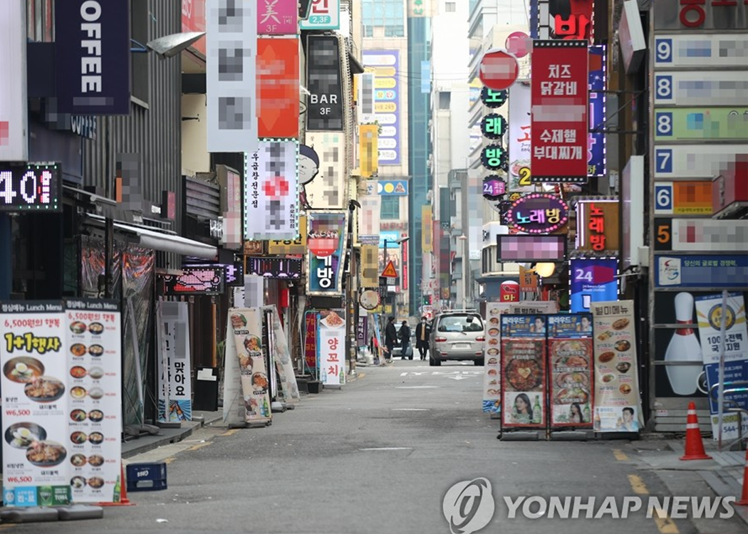 首爾市中心餐廳和商店因為2.5階段防疫措施而閉店的街景。