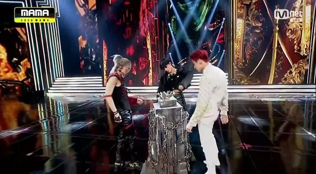 ATEEZがKingdom出演を予告する合同ステージでのパフォーマンスシーン、王冠で象徴的な演出