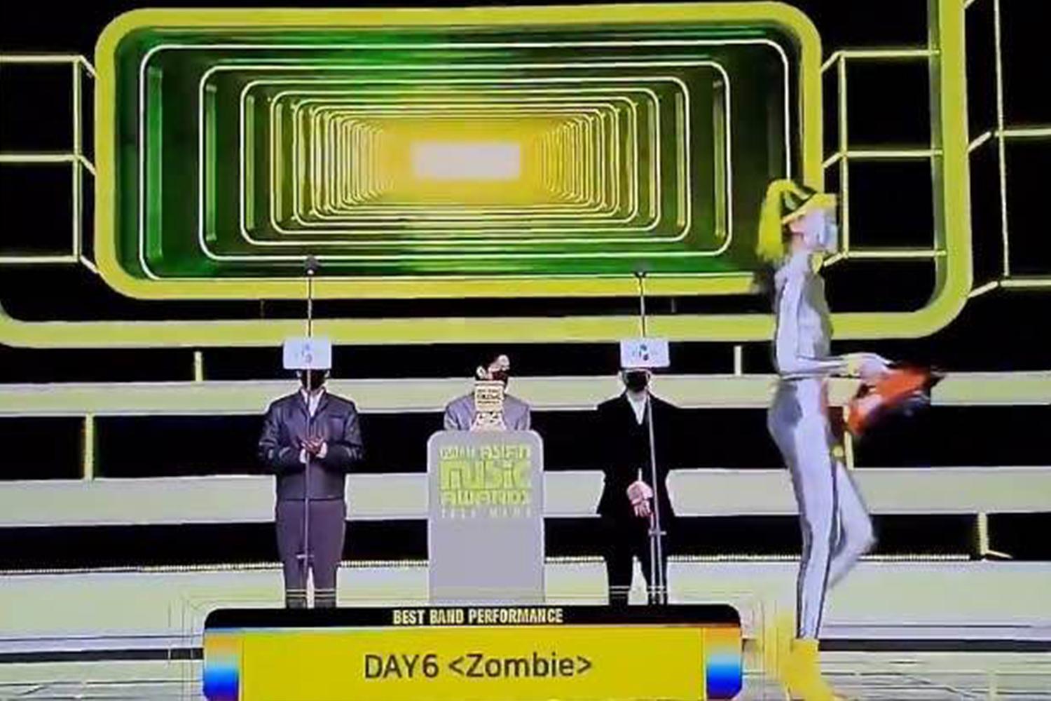 2020 MAMA 舞台，最佳樂隊演出獎頒布時的場景，由DAY6獲得，並顯示了工作人員的防疫措施。