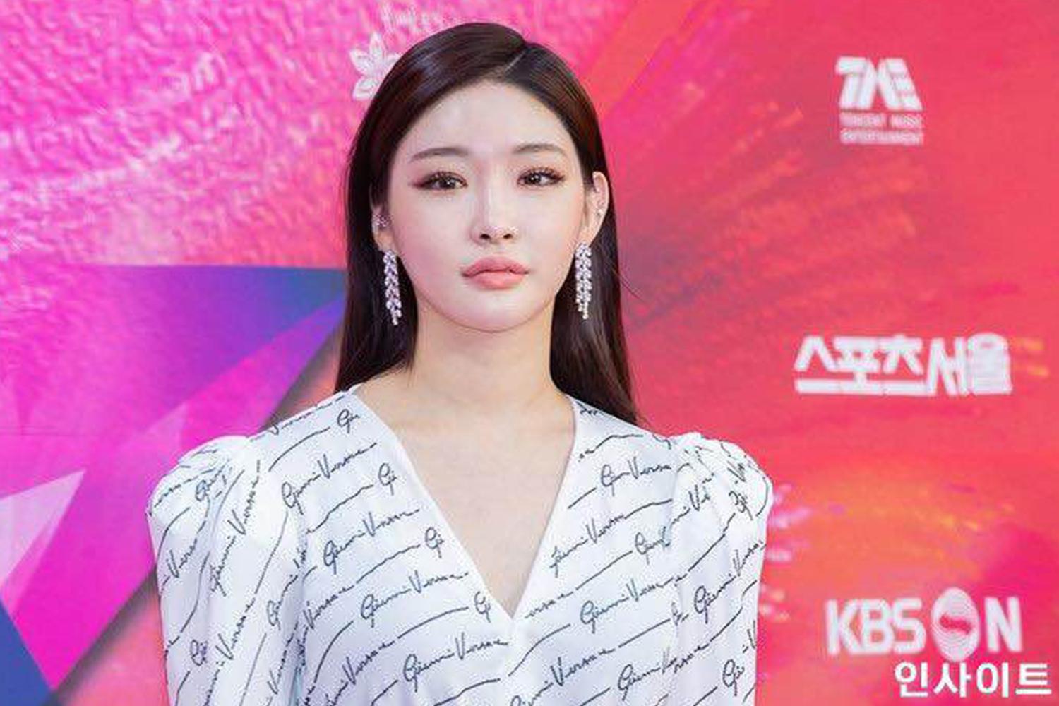 韓國女歌手著白色字母印花服飾背景色彩繽紛