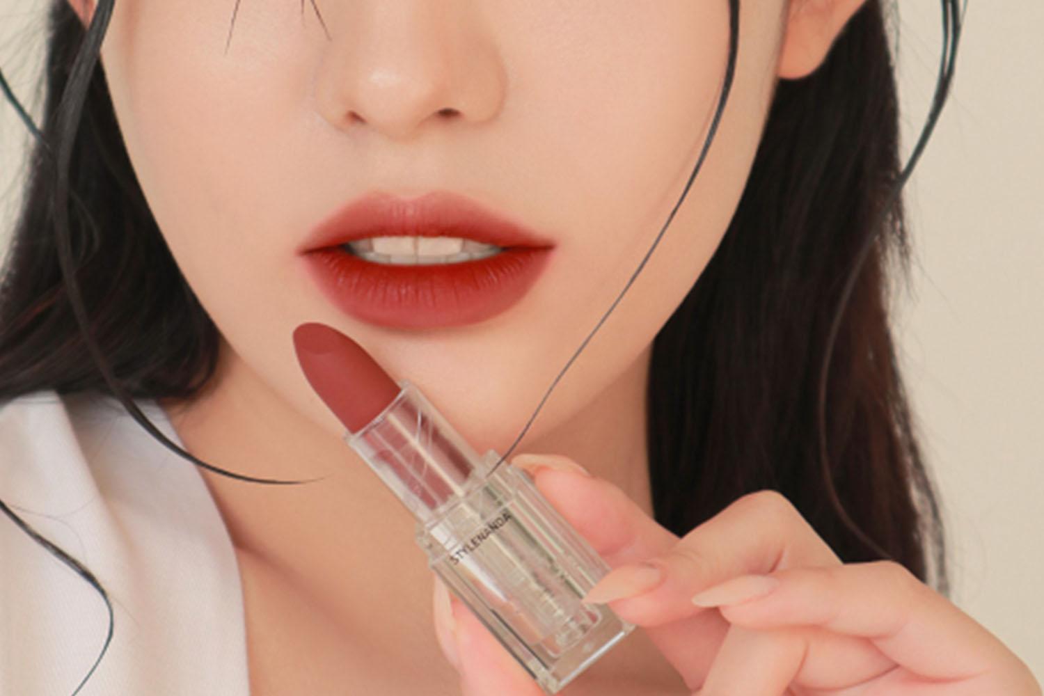 Thoa một chút son lên lòng môi 