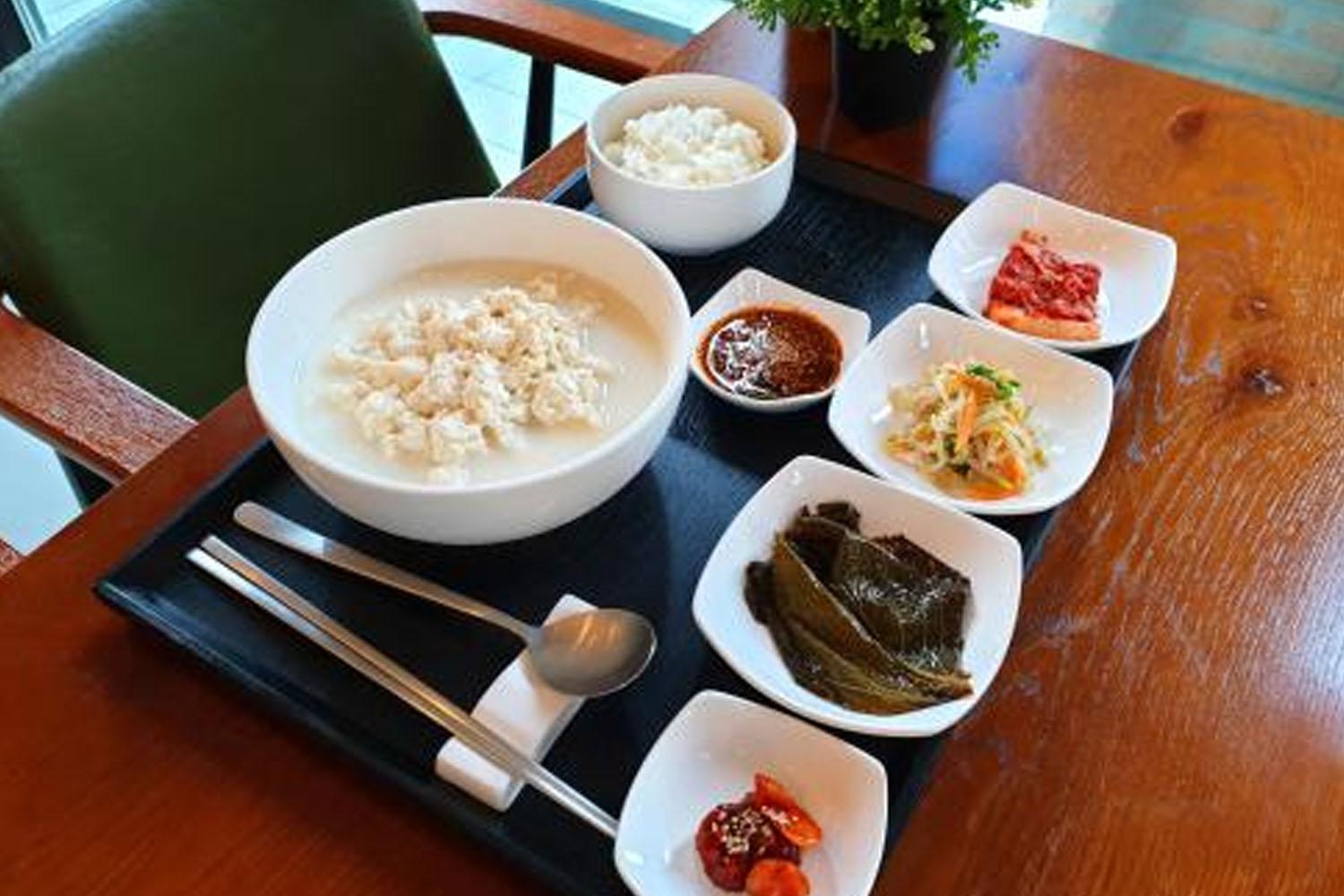 韓國餐桌上的餐具，包括金屬筷子和湯匙，展示環保意識不使用一次性木筷子的文化。