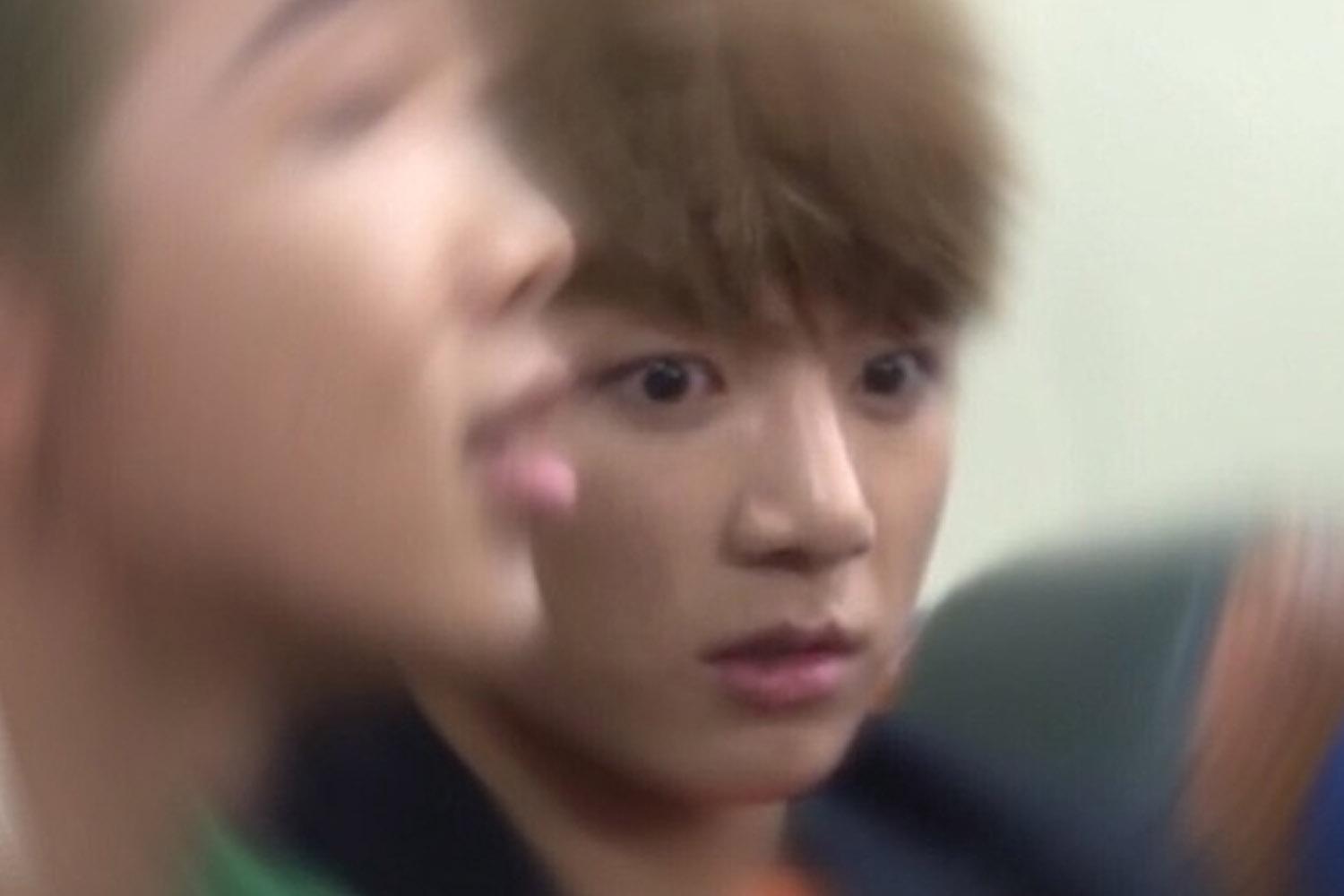 ระเบียงหินกับคนกลุ่มหนึ่งที่นั่งรอบๆ พร้อมกองหินในบรรยากาศชายทะเลเกาหลีใต้