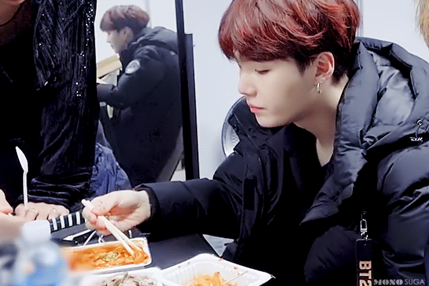 BTS成員SUGA在直播中用筷子夾起年的糕，美味又有吸引力