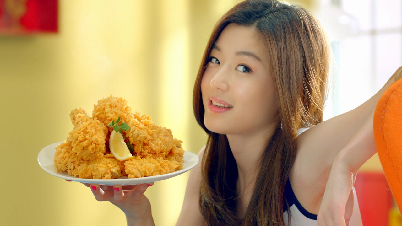 Jadam Chicken-Werbung, die ein stimmungsvoll gestaltetes Bild eines Plates mit knusprigem Hähnchen und einem Logo zeigt.