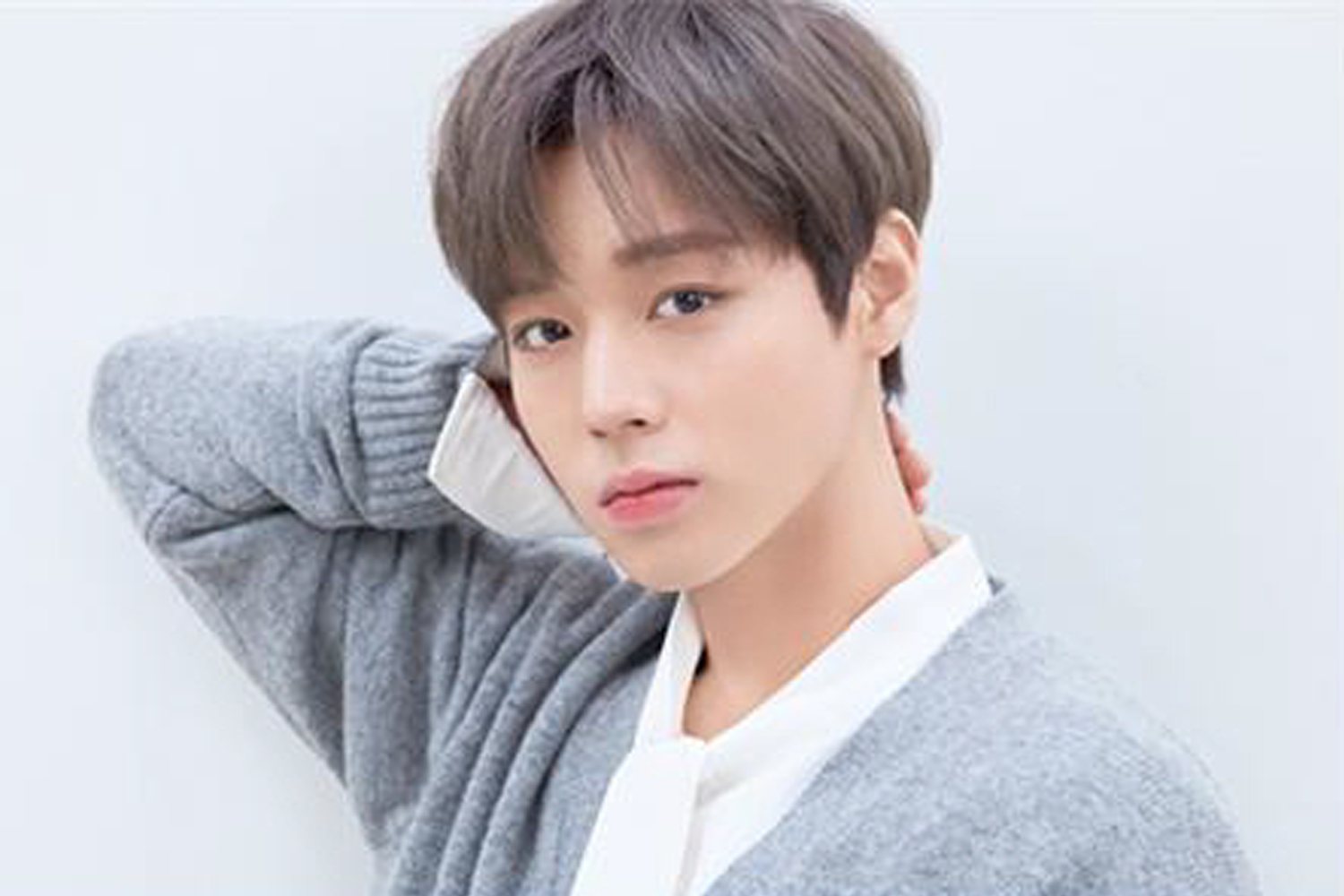 志訓身穿灰色毛衣，放鬆地靠著手，展現簡約乾淨的形象。這位韓國男歌手在投票結果中排名第3位。