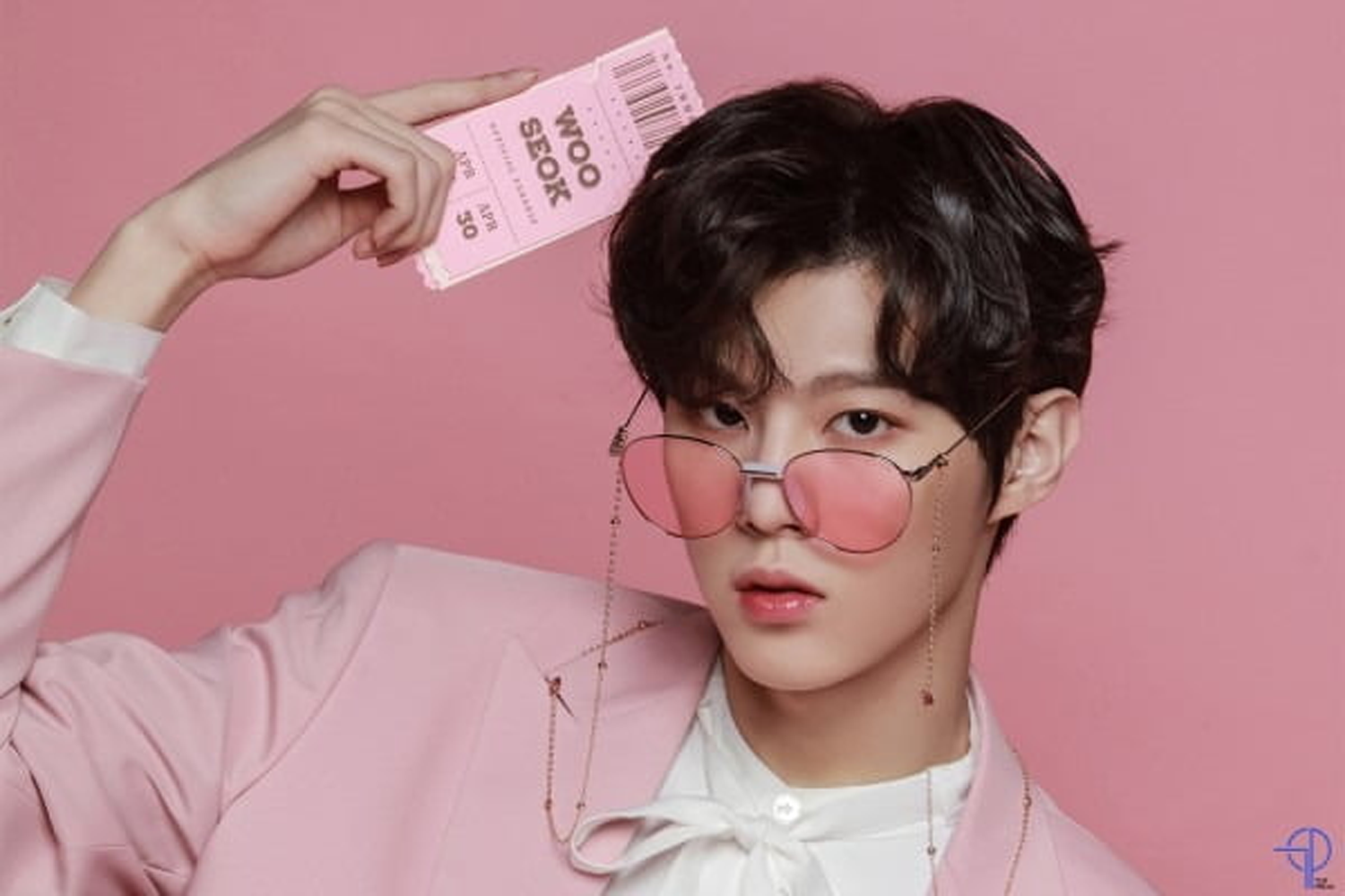 UP10TION的宇碩拿著粉色票券，著裝和背景相呼應，營造出年輕活潑氣氛。這位韓國男歌手在投票結果中排名第6位。