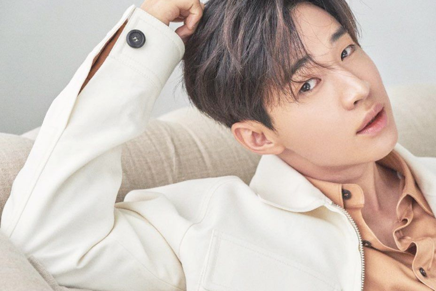 Henry身穿白色外套，倚靠在沙發上，展現輕鬆愜意的氣氛。這位多才多藝的韓國加拿大男歌手在投票結果中排名第5位。