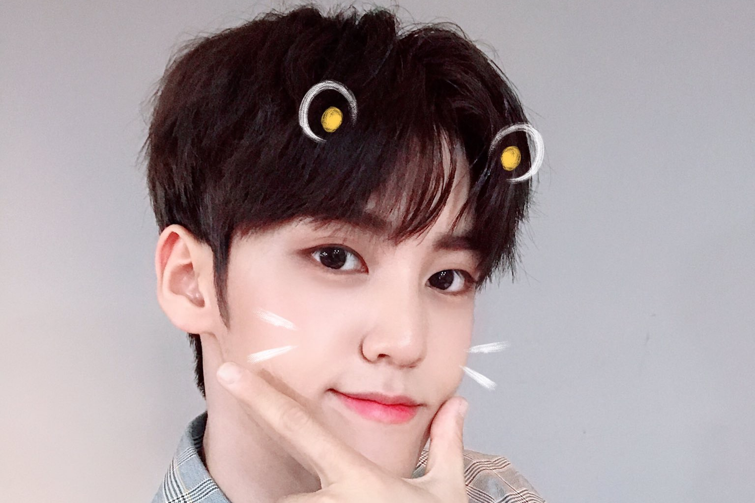 B.O.Y的有彬戴著可愛的耳飾，穿著休閒風格的衣服。這位韓國男歌手在投票結果中排名第12位。