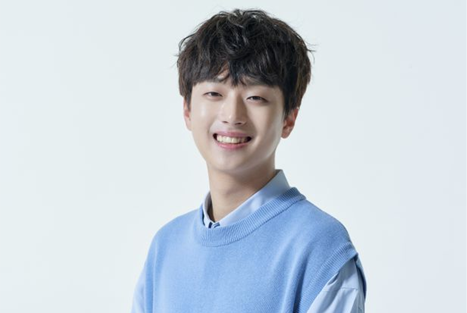 李燦元身穿淺藍色毛衣，背景簡約，展現青春陽光形象。這位韓國男歌手在投票結果中排名第2位。