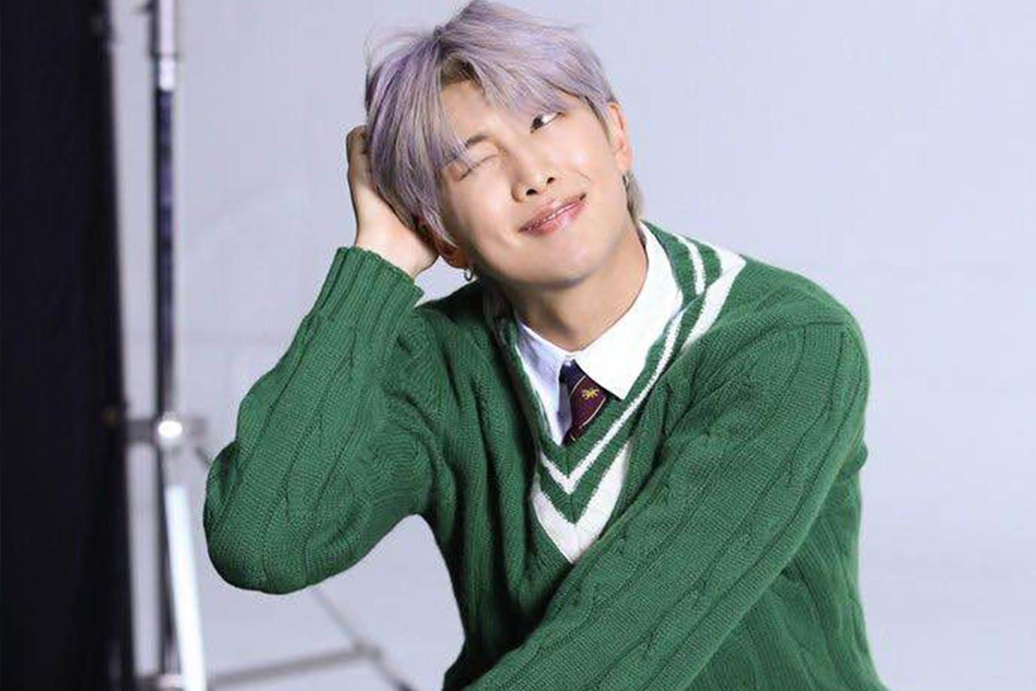 BTS RM身穿綠色毛衣