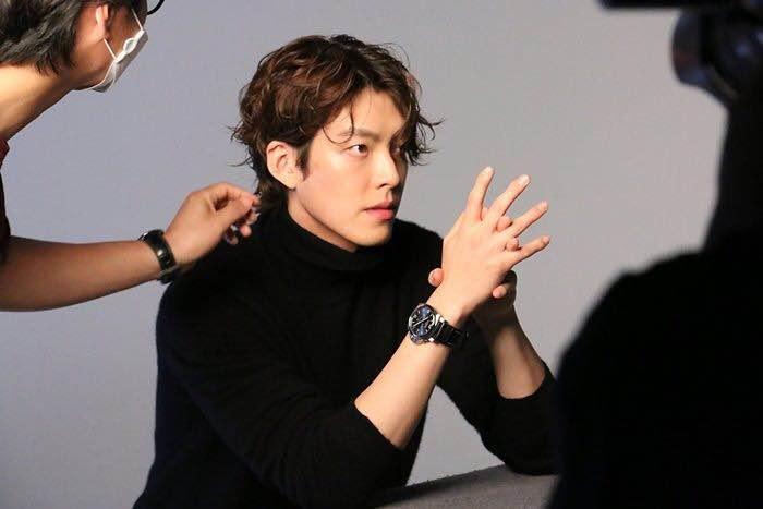 金宇彬拍攝過程中與造型師互動