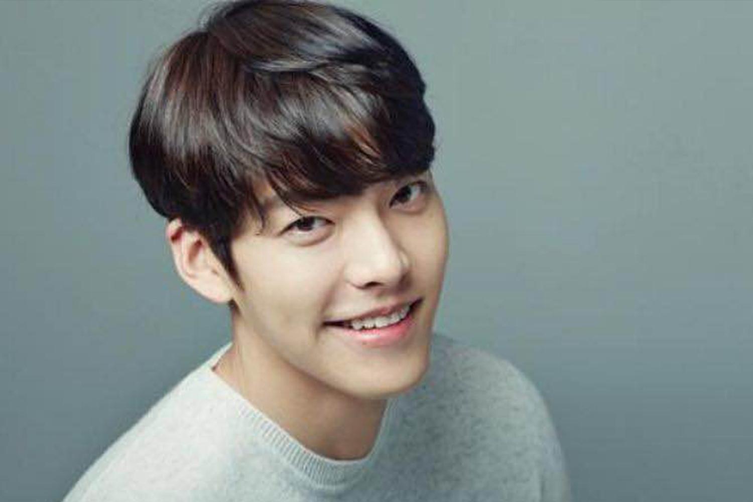 金宇彬穿著淺灰色針織上衣出鏡