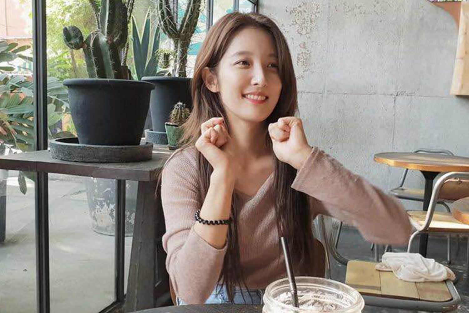 孫知賢坐在咖啡店內喝飲料