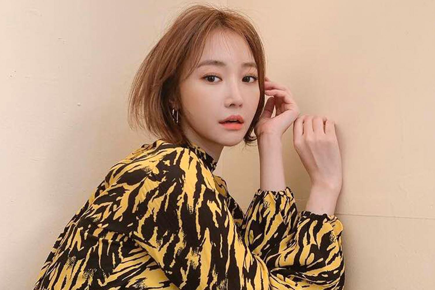 高準熹身穿黃色印花服飾