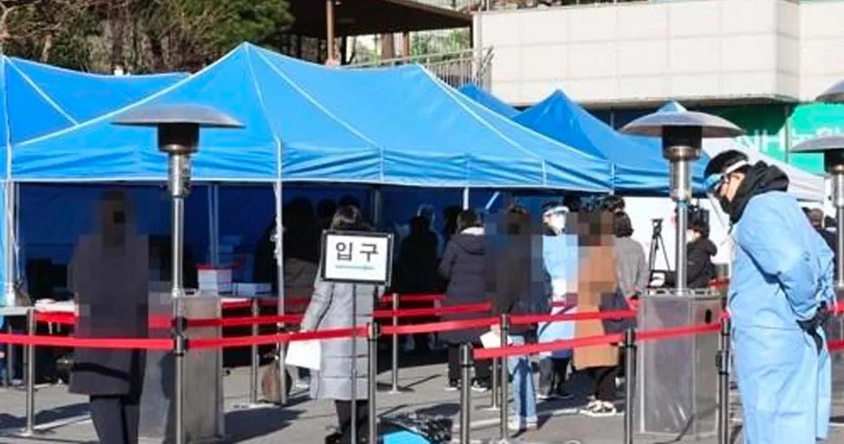 บริเวณศูนย์ตรวจโควิดในเกาหลีใต้ที่มีเต็นท์สีฟ้าสำหรับคัดกรองผู้เข้ารับการตรวจ