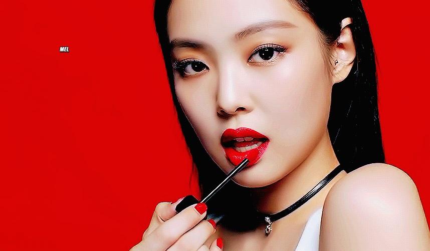 ผู้หญิงถือกระจกแต่งหน้าในโทนสีสันสดใส เน้นริมฝีปากสีแดงสุดโดดเด่นในเซ็ตผลิตภัณฑ์เครื่องสำอางเกาหลี