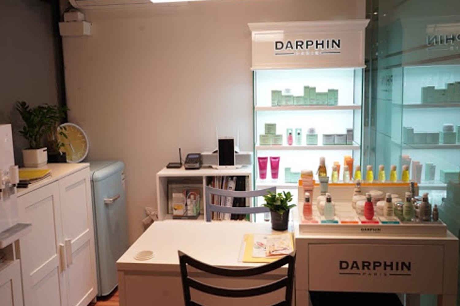 Darphin เป็นแบรนด์เครื่องสำอางในเครือเดียวกับ Estee Lauder