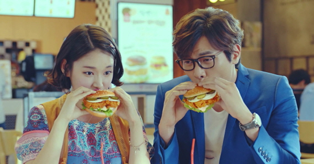 เมนูแฮมเบอร์เกอร์ที่มีวัตถุดิบเฉพาะในเกาหลีจากร้านอาหารฟาสต์ฟูดสองคนในร้านอาหารบุฟเฟ่ต์