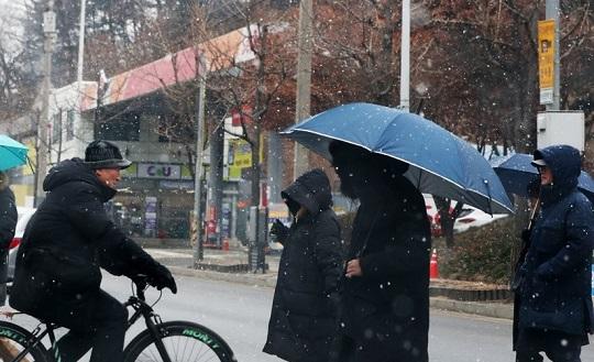 ตอนนี้พื้นที่ที่มีฝนและหิมะตกแล้วคือโซล,ตอนเหนือของจังหวัดคยองกีและตอน