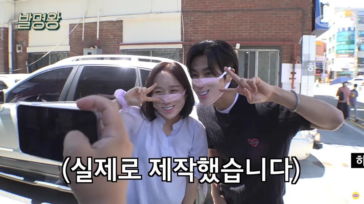 ภาพถ่ายสองคนที่ยิ้มและทำท่าโพสด้วยสัญลักษณ์สันติภาพด้วยนิ้วหน้ารถยนต์