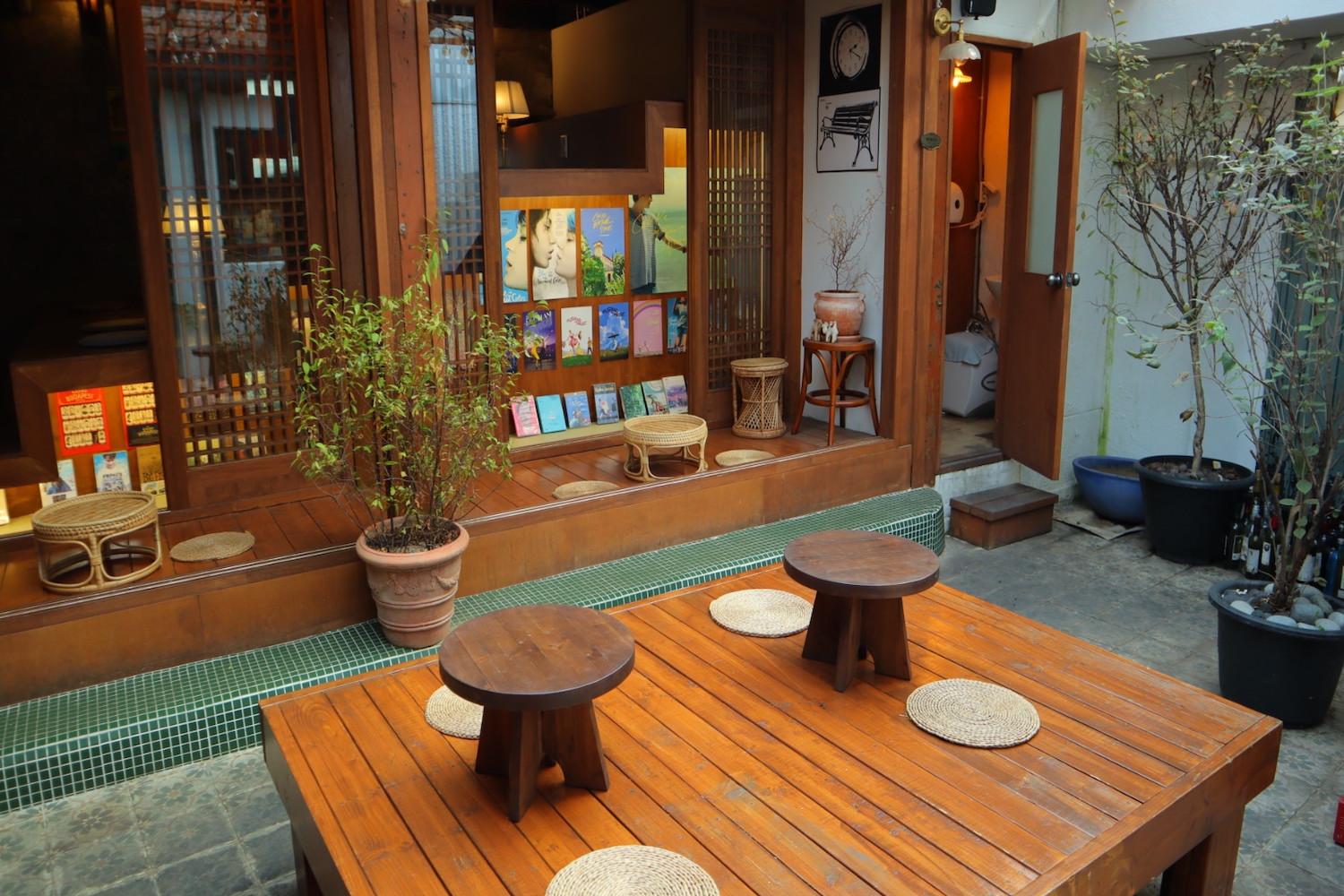 bàn ghế kiểu hàn quốc ở Scene Of Daehwa: Quán cafe đầy quyến rũ và nghệ thuật ở Daegu