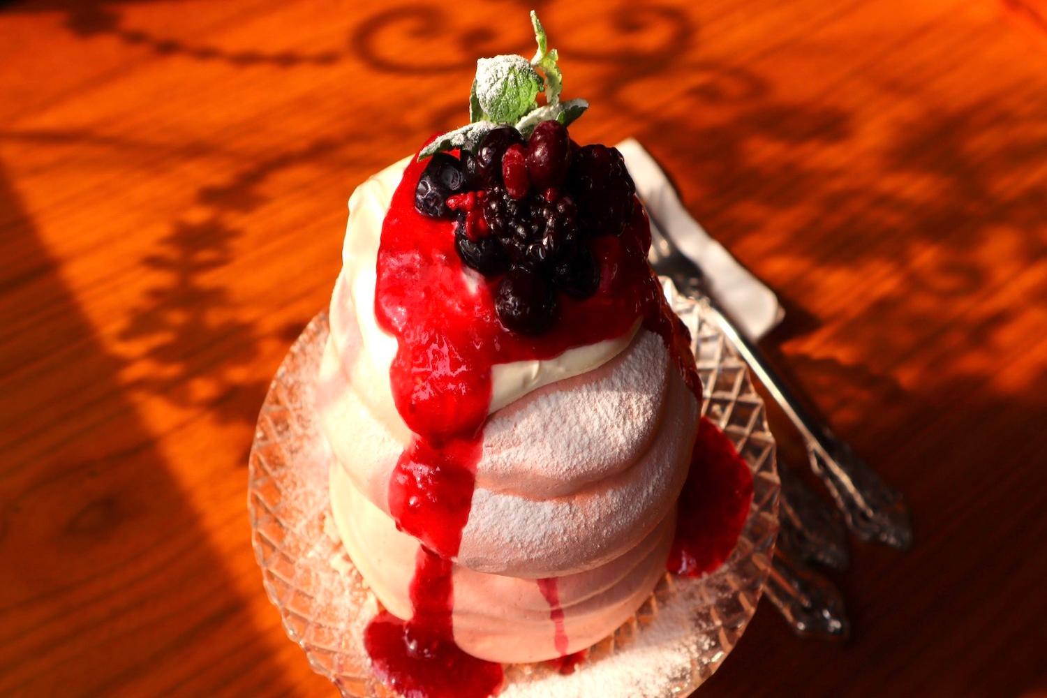 berry berry pavlova ở Scene Of Daehwa: Quán cafe đầy quyến rũ và nghệ thuật ở Daegu