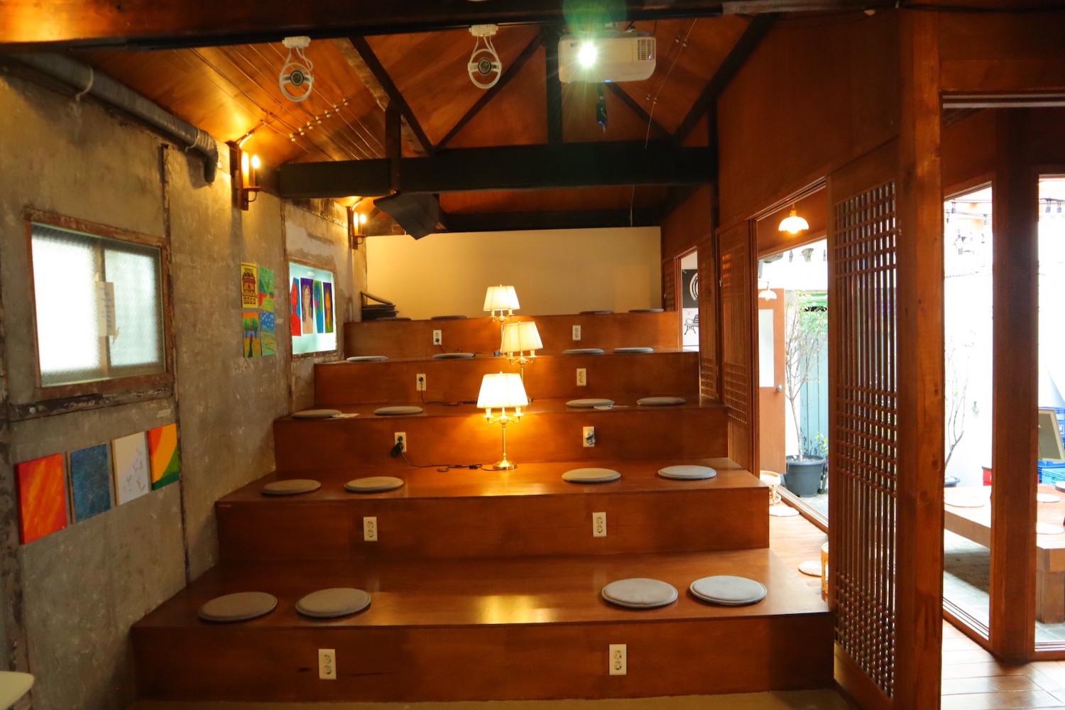 ghế ngồi kiểu cầu thang ở Scene Of Daehwa: Quán cafe đầy quyến rũ và nghệ thuật ở Daegu