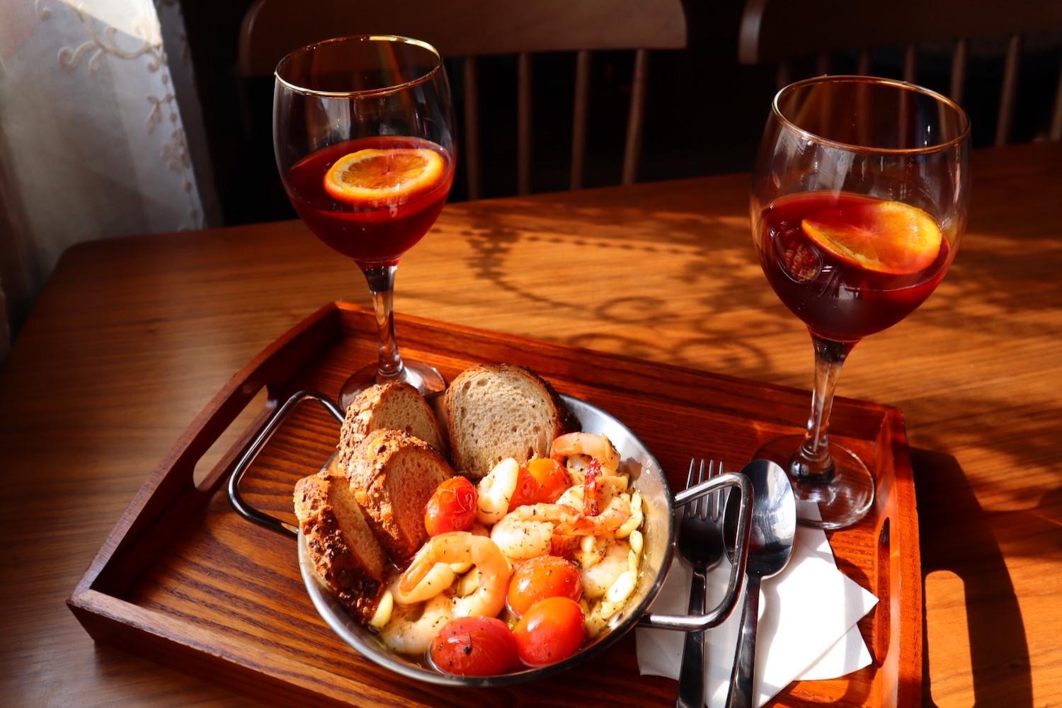 gambas tôm và rượu vang ở Scene Of Daehwa: Quán cafe đầy quyến rũ và nghệ thuật ở Daegu