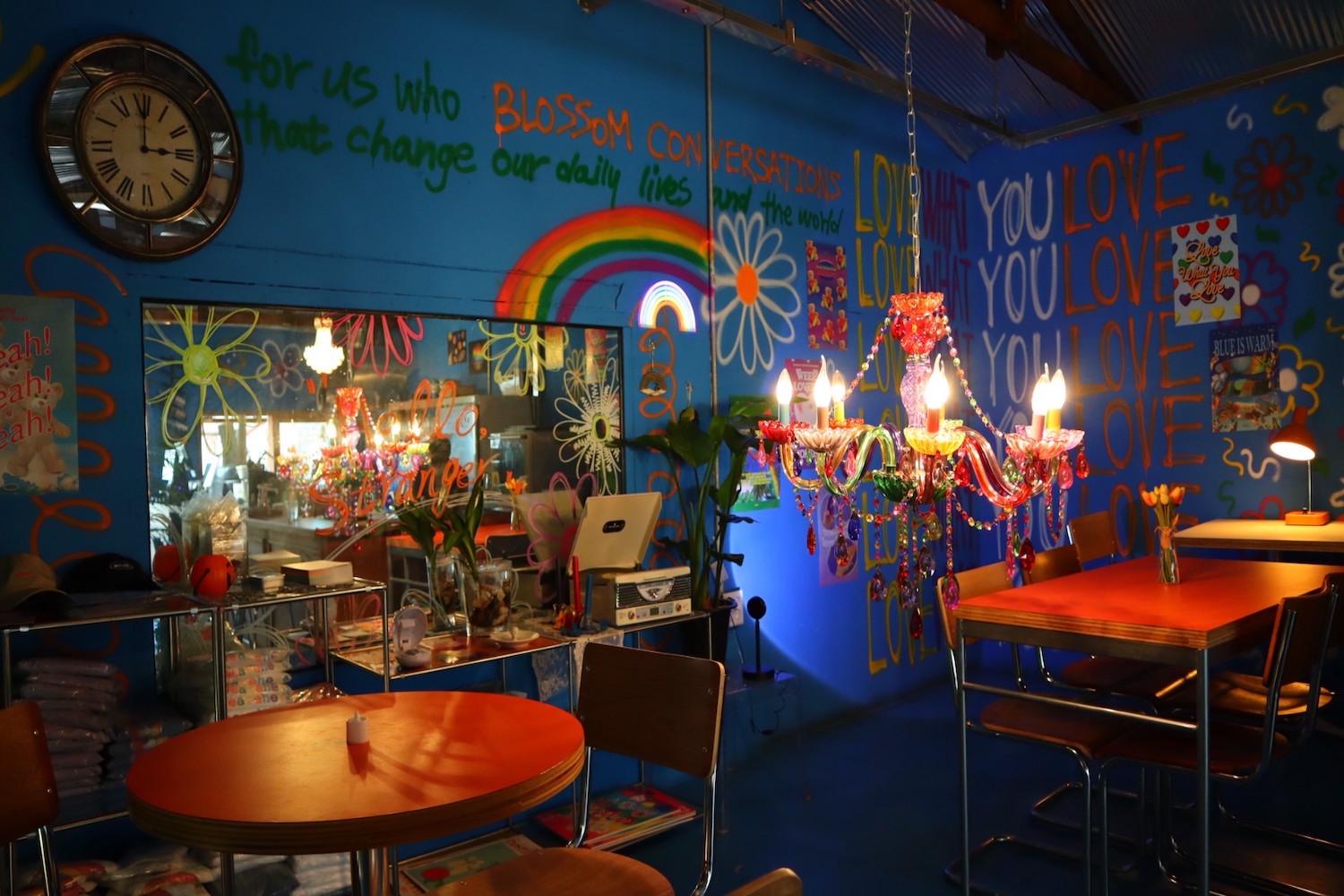 nội thất bên trong Scene Of Daehwa: Quán cafe đầy quyến rũ và nghệ thuật ở Daegu