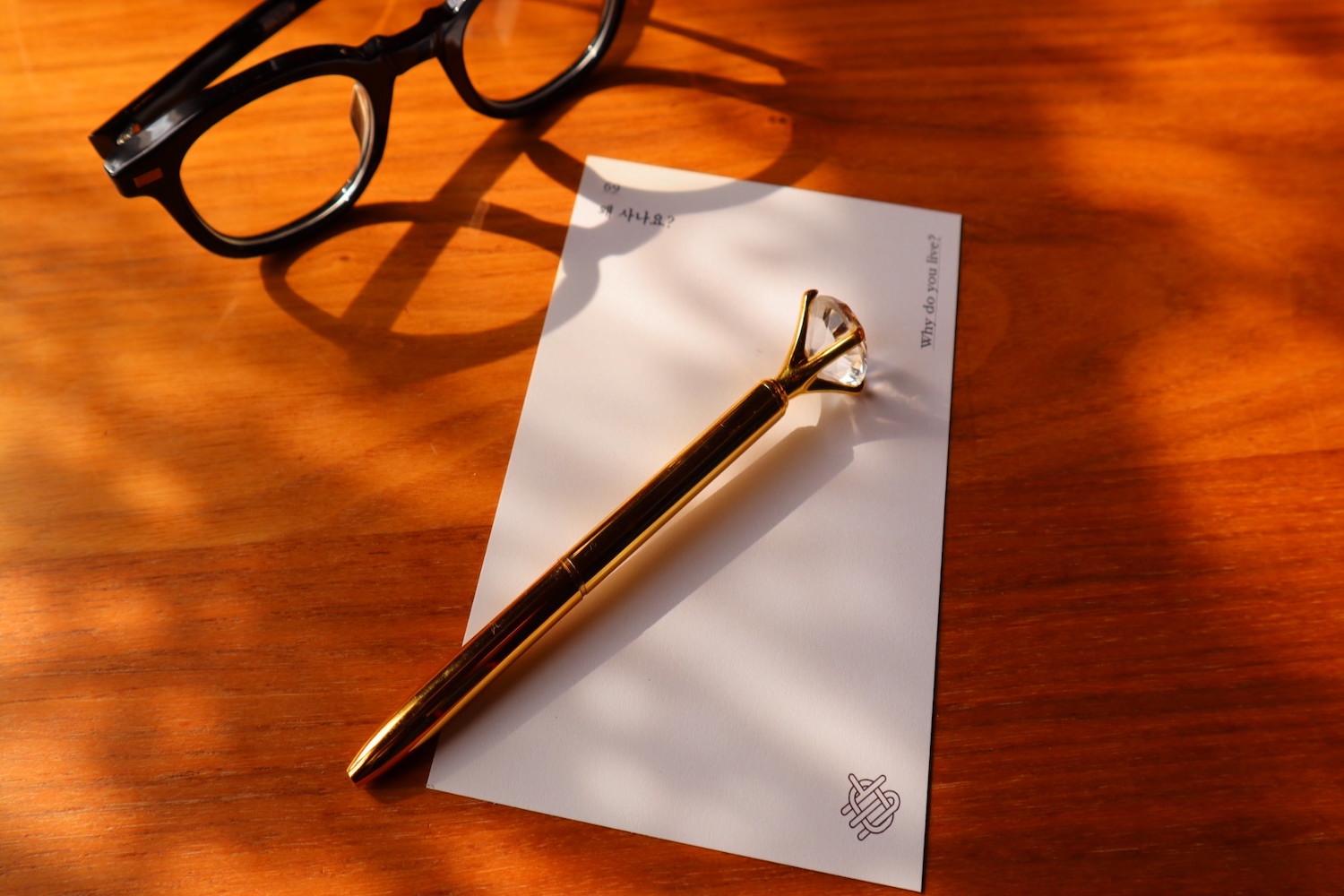 thiệp và giấy bút ở Scene Of Daehwa: Quán cafe đầy quyến rũ và nghệ thuật ở Daegu