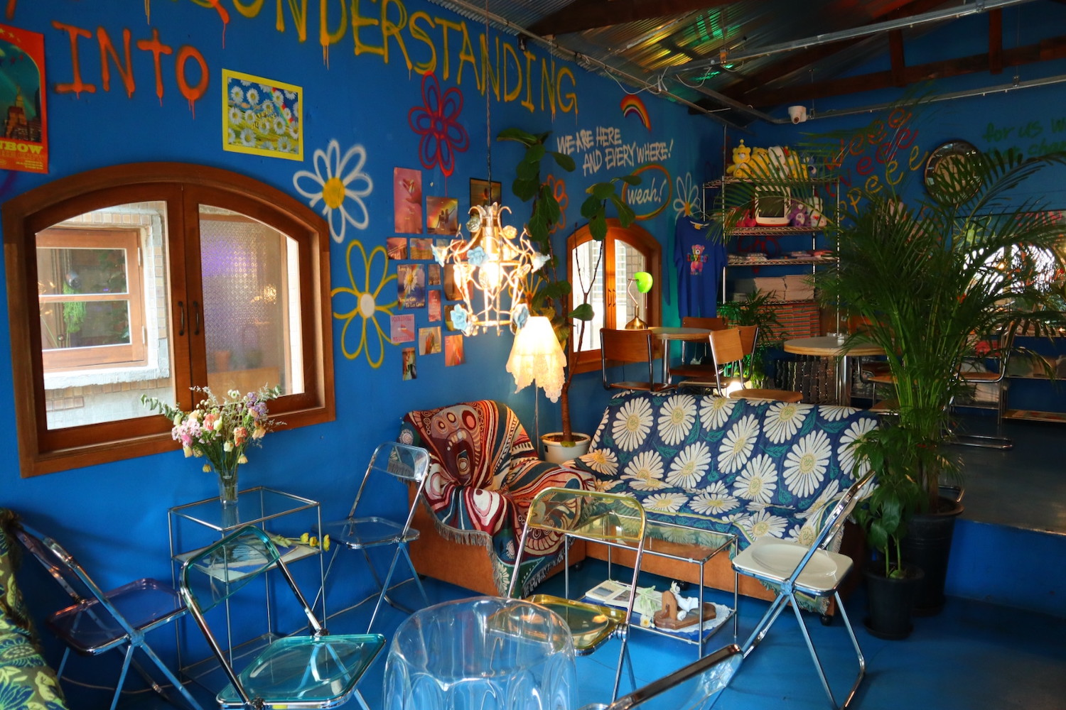 nội thất bên trong Scene Of Daehwa: Quán cafe đầy quyến rũ và nghệ thuật ở Daegu