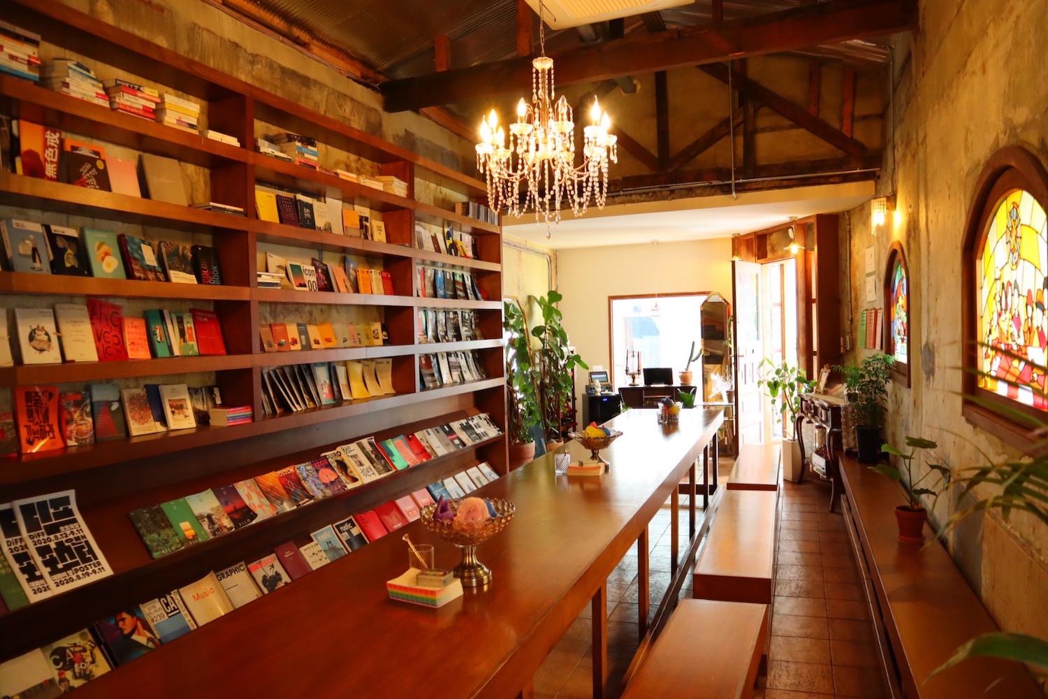 kệ sách dài ở Scene Of Daehwa: Quán cafe đầy quyến rũ và nghệ thuật ở Daegu