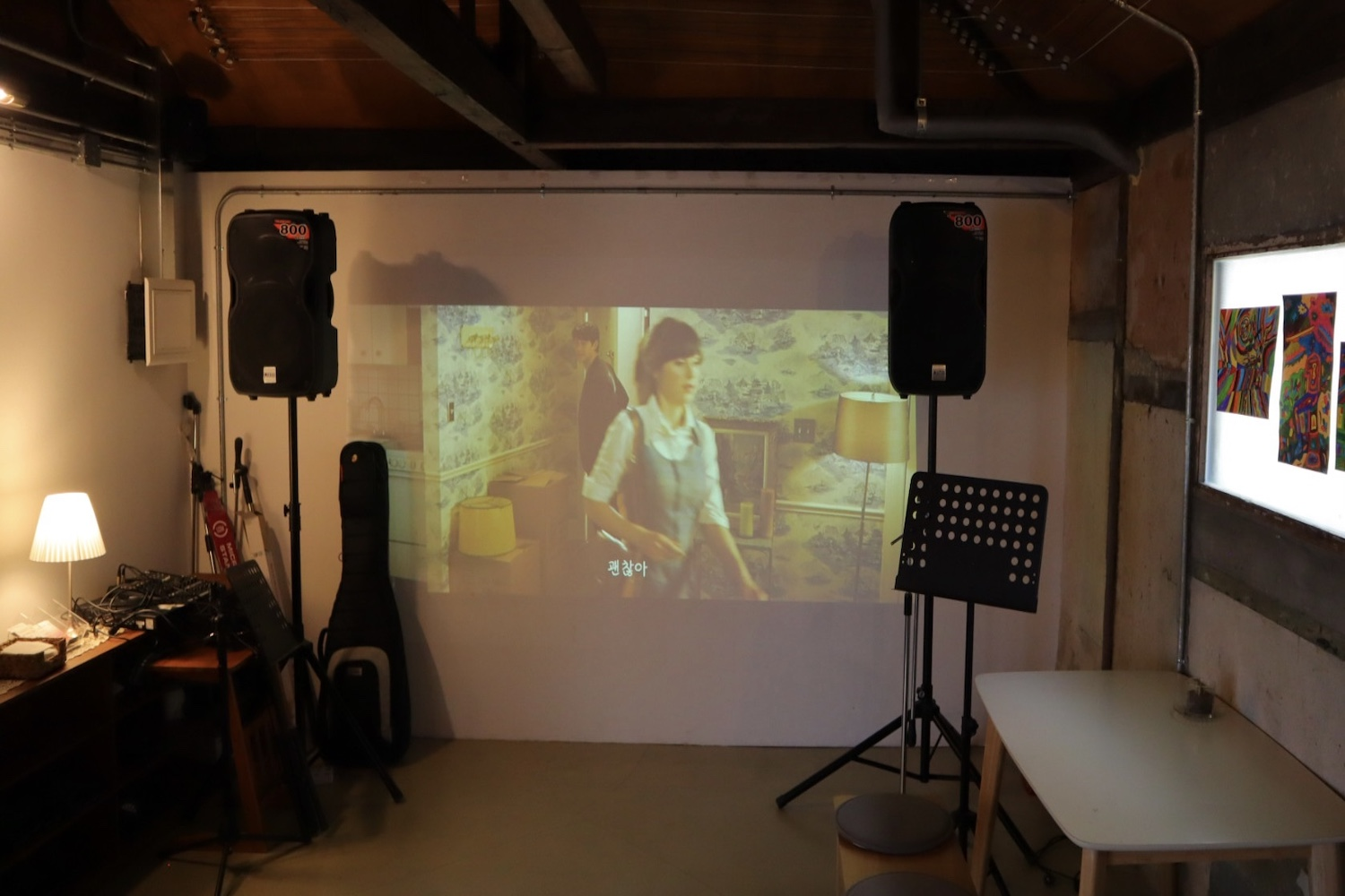 không gian vơi máy  chiếu ở Scene Of Daehwa: Quán cafe đầy quyến rũ và nghệ thuật ở Daegu