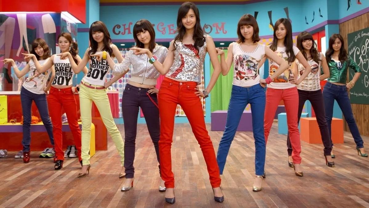 กลุ่มผู้หญิงในชุดสีสันสดใสพร้อมยีนส์หลากสีในห้องแต่งตัวธีมศิลป์