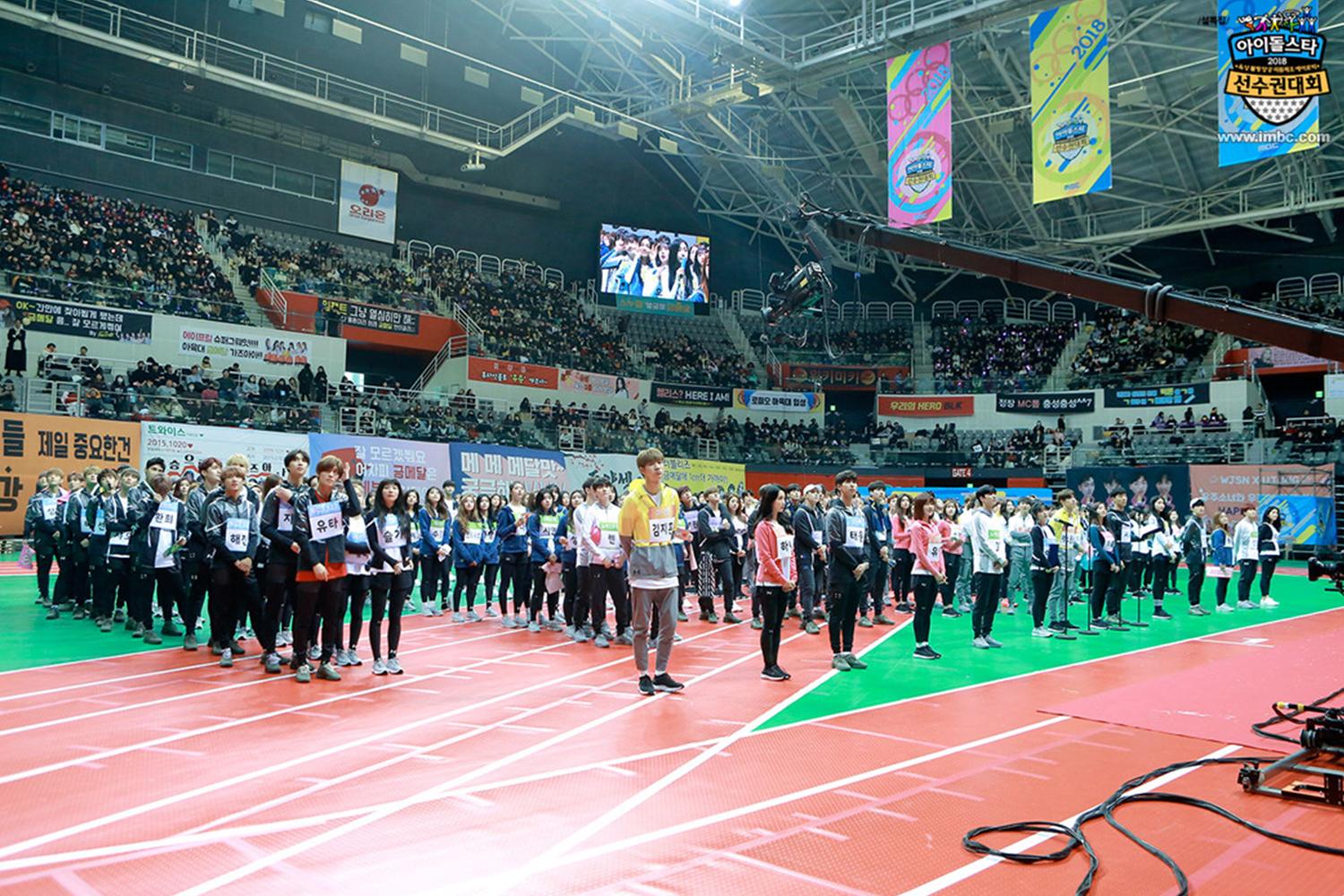 韓國偶像明星運動會,上百位韓國K-Pop偶像齊聚一堂,準備參加比賽的場景。