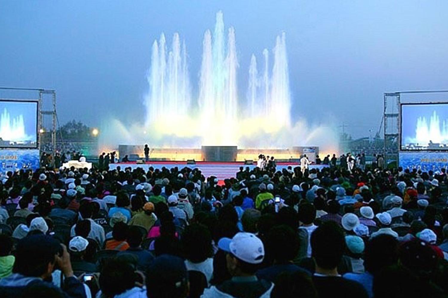 一山湖水公園的夜晚噴泉秀，吸引大批觀眾觀看