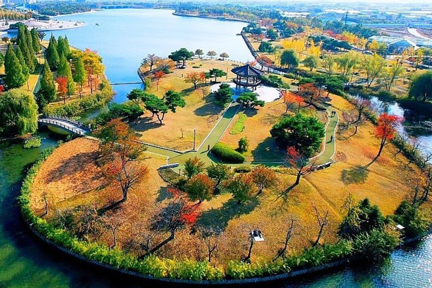 航拍一山湖水公園，展示壯觀景色與橋樑連接的綠化小島