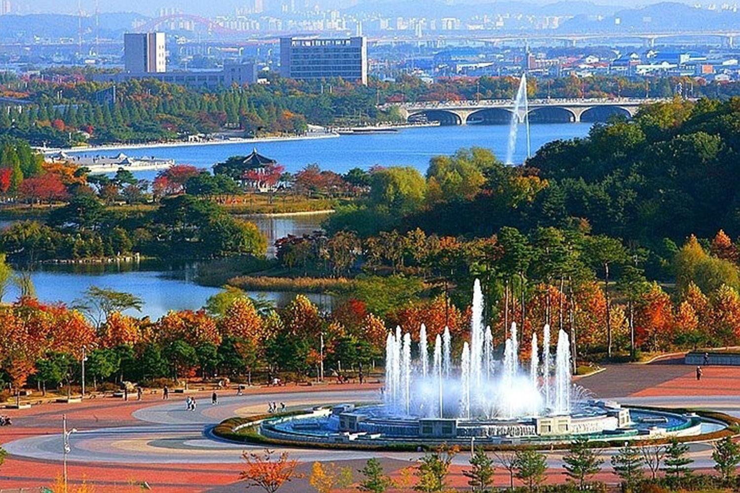 一山湖水公園，特寫於有著鮮豔秋色背景的音樂噴泉和湖泊