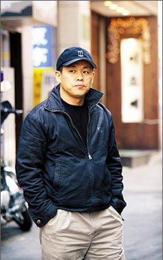 キム・ギドク監督が黒いジャケットを着ている街頭シーン。